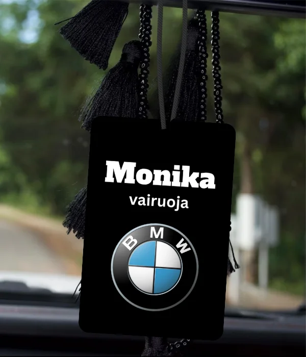 Kvapukas su vardu ir BMW ženklu automobilyje