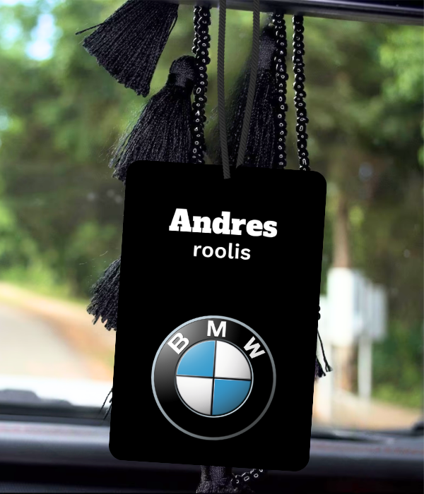 Kvapukas su vardu ir BMW ženklu automobilyje