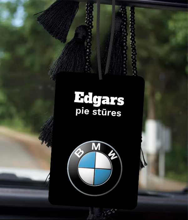 Kvapukas su vardu ir BMW ženklu automobilyje
