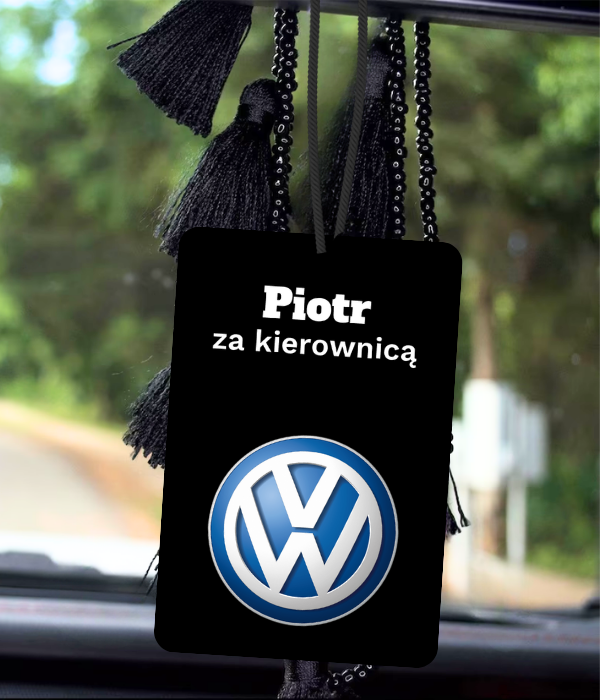 Zawieszka zapachowa z imieniem i logo BMW w samochodzie