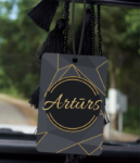 Automašīnas aromatizators ar vārdu grafīta un zelta krāsās, kas karājas automašīnā
